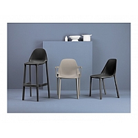 PIÙ A chair